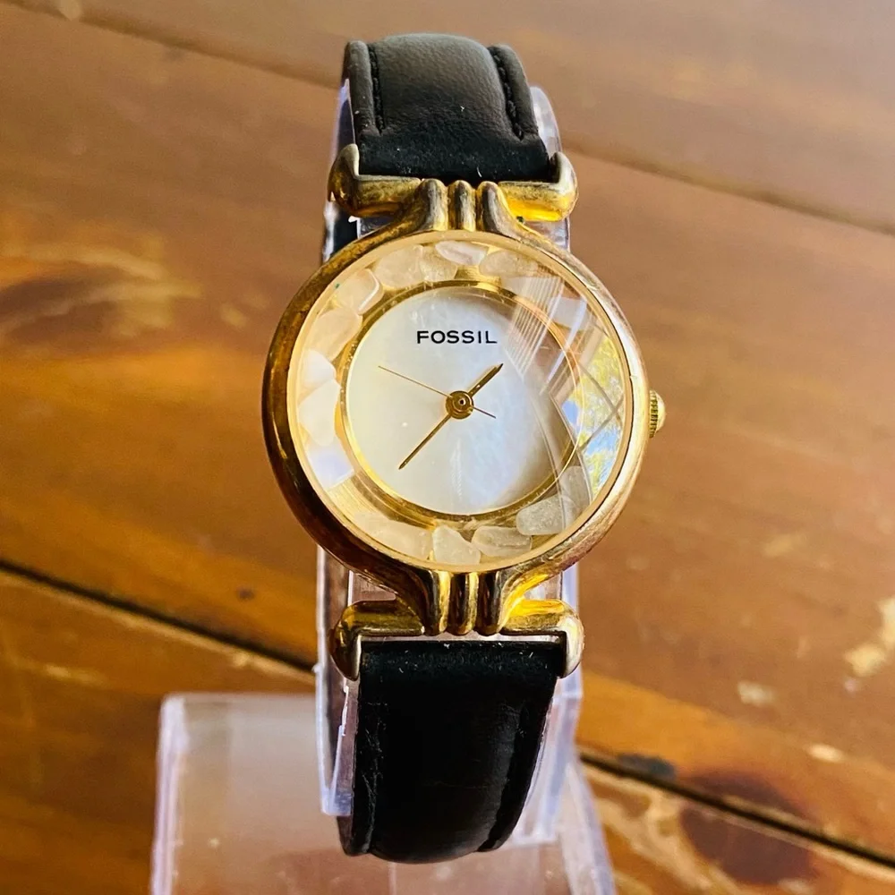 1992 FOSSIL WHITE STONE MOTHER OF PEARL WATCH DR-2037